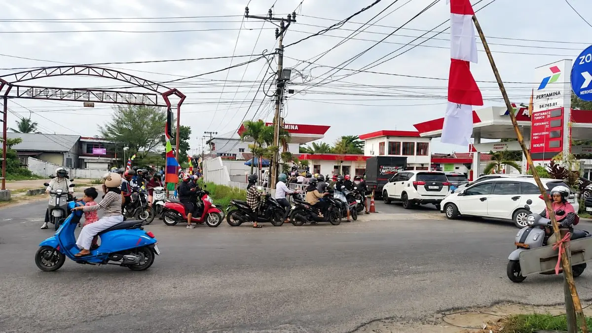 ANTRE BBM: Puluhan kendaraan roda dua dan roda empat mengantre untuk mengisi BBM di SPBU Jalan Pelita Sampit, Rabu (29/7/2026) pagi. FOTO: ALFIAN ARWI PERMANA/RADAR SAMPIT