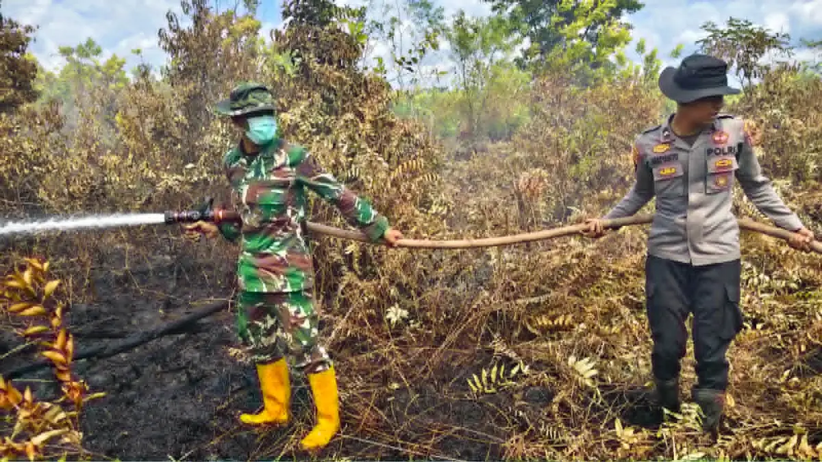 Aparat gabungan TNI/Polri saat turut memadamkan kebakaran lahan di sekitar Kota Palangka Raya, baru-baru tadi. (istimewa/BPBD Palangka Raya)