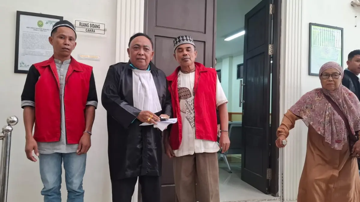 Asan dan Sahrimin, bersama penasehat hukum mereka usai menjalani sidang di PN Sampit, baru-baru tadi.(rado/radarsampit)