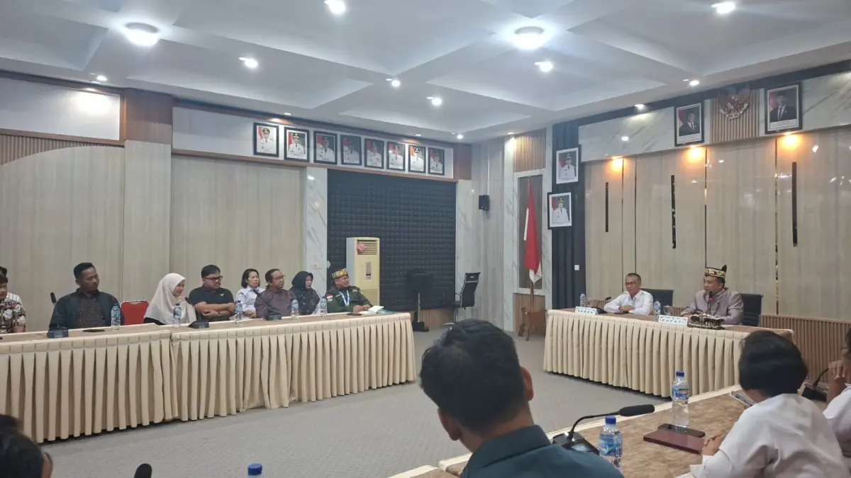 Bupati Lamandau Rizky Aditya Putra didampingi Sekretaris Daerah Kabupaten Lamandau M. Irwansyah menggelar rapat koordinasi bersama seluruh pengurus SPBU se-Kabupaten Lamandau di Aula Setda setempat, Rabu (29/7). &nbsp;(BIB)