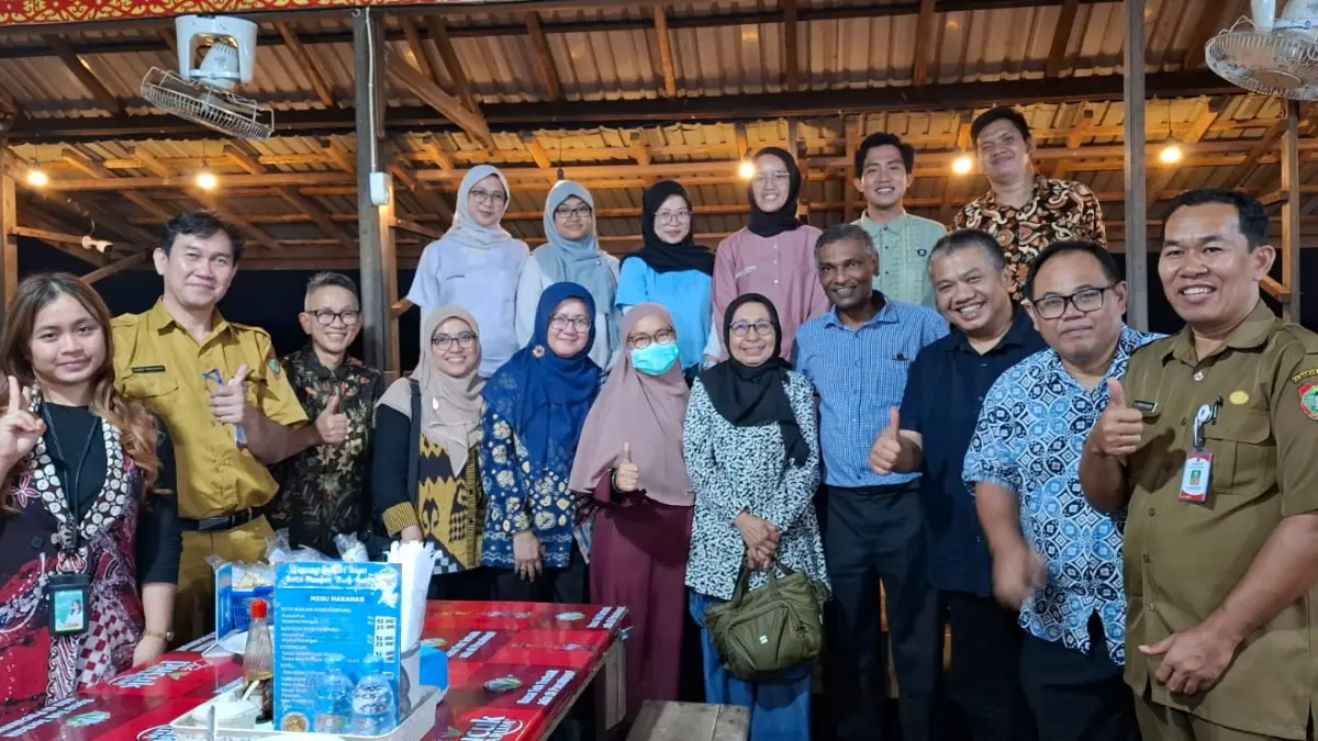 Keluarga almarhum bersama dengan rekannya dan tim investigasi dari Kemenkes RI dan Ketua Umum Federasi Serikat Pekerja Medis dan Kesehatan Indonesia (FSPMKI), dr. Roy Tanda Anugerah Sihotang, MARS. (rado/radar sampit)