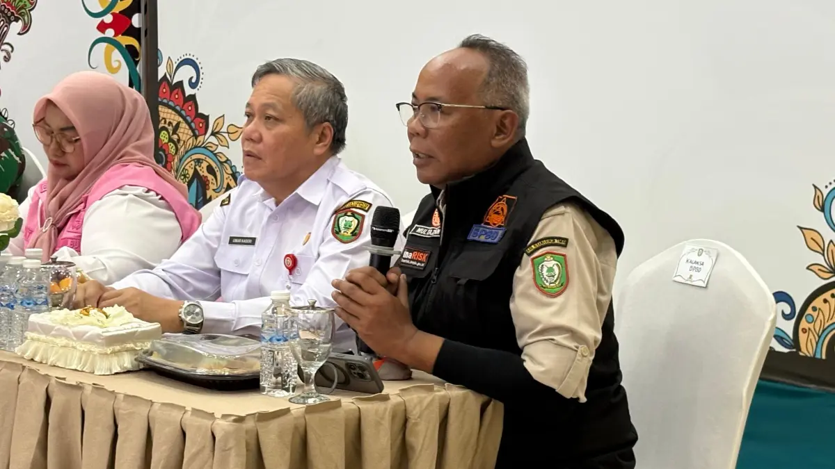 Kepala BPBD Kotim Multazam saat menyampaikan paparan pada rapat Penetapan Status Tanggap Darurat Bencana di Rujab Bupati Kotim, Rabu (29/7) sore.&nbsp;(Yuni/Radar Sampit)