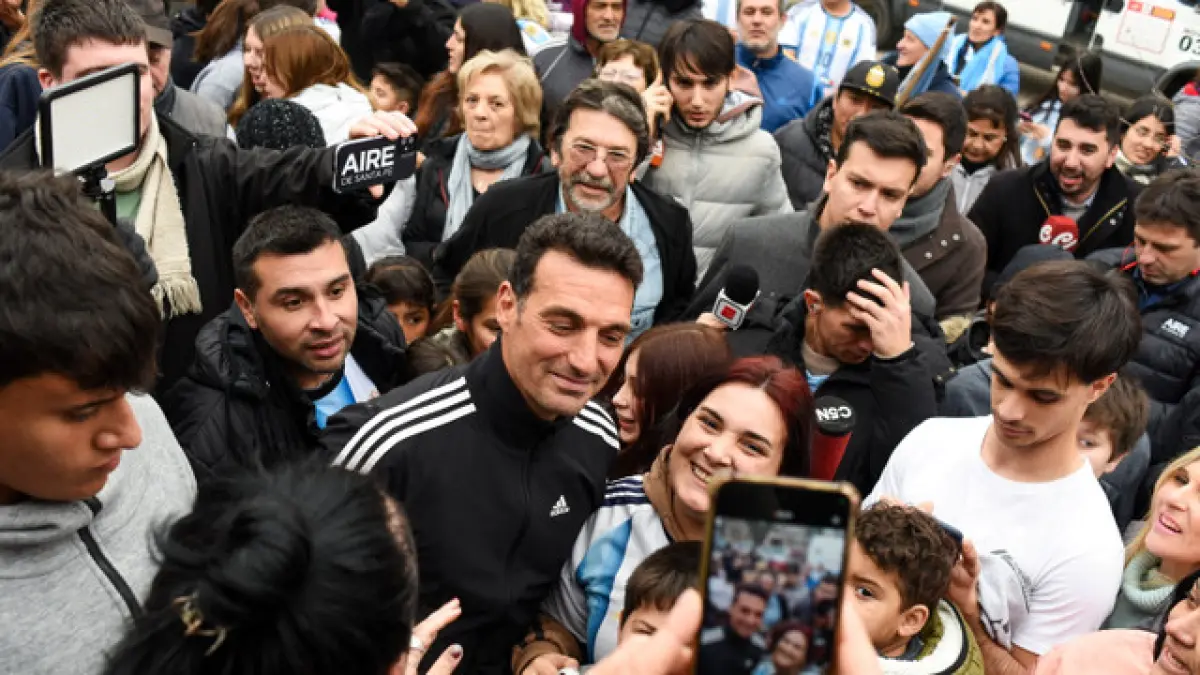 Pelatih timnas Argentina Lionel Scaloni dikerumuni fans di kawasan rumahnya.(net/doc,reuters)
