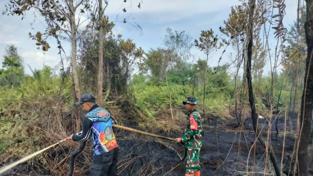 Pemadaman Karhutla oleh tim gabungan di sekitar Kota Palangka Raya, belum lama tadi. (istimewa/BPBD Palangka Raya)