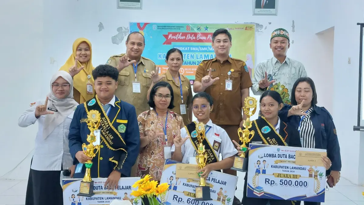 Plt. Kepala Dinas Perpustakaan dan Arsip Kabupaten Lamandau Dr. Jerry Nova bersama para juara Duta Baca Pelajar dan juri di Gedung Auditorium Dinas Perpustakaan dan Arsip Lamandau, Selasa (28/7).&nbsp; (BIB)&nbsp;