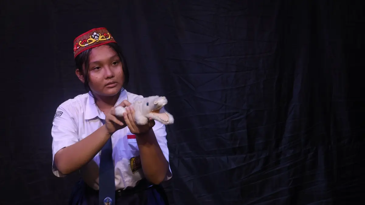 Restu Eunike Br. Sitorus dari SMP Wijaya Kusuma Kecamatan Danau Sululuk, Kabupaten Seruyan, berhasil meraih juara mendongeng pada Festival Lomba Seni dan Sastra Siswa Nasional (FLS3N) tingkat Provinsi Kalimantan Tengah tahun 2026. 