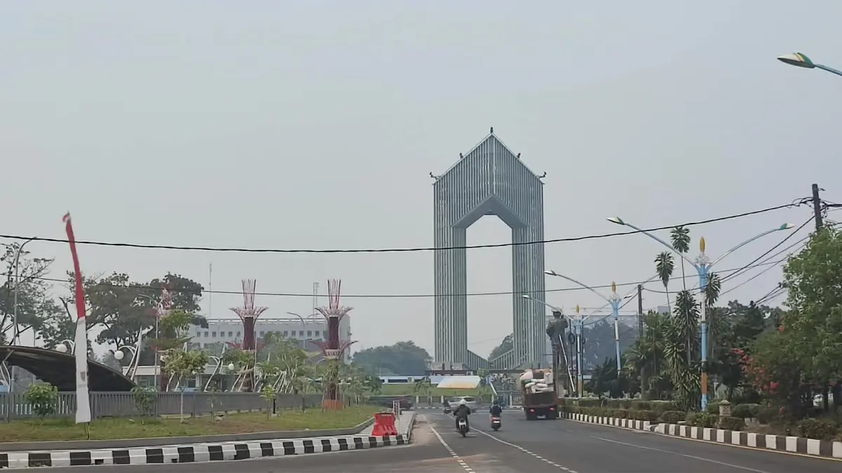 Suasana pusat Kota Palangka Raya, di tengah gempuran kebakaran lahan, hingga membuat langit tertutup kabut, Senin (27/7). (Dok.dodi/radarsampit)