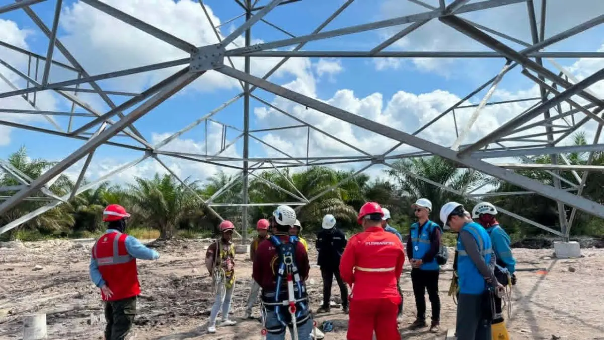PASTIKAN AMAN : PT PLN (Persero) Unit Induk Pembangunan Kalimantan Bagian Barat (UIP KLB) melalui Unit Pelaksana Proyek Kalimantan Bagian Barat 3 (UPP KLB 3) melaksanakan inspeksi Keselamatan dan Kesehatan Kerja (K3) pada proyek pembangunan Saluran Udara Tegangan Tinggi (SUTT) 150 kV Pangkalan Bun–PT KLM. FOTO: IST/RADAR SAMPIT