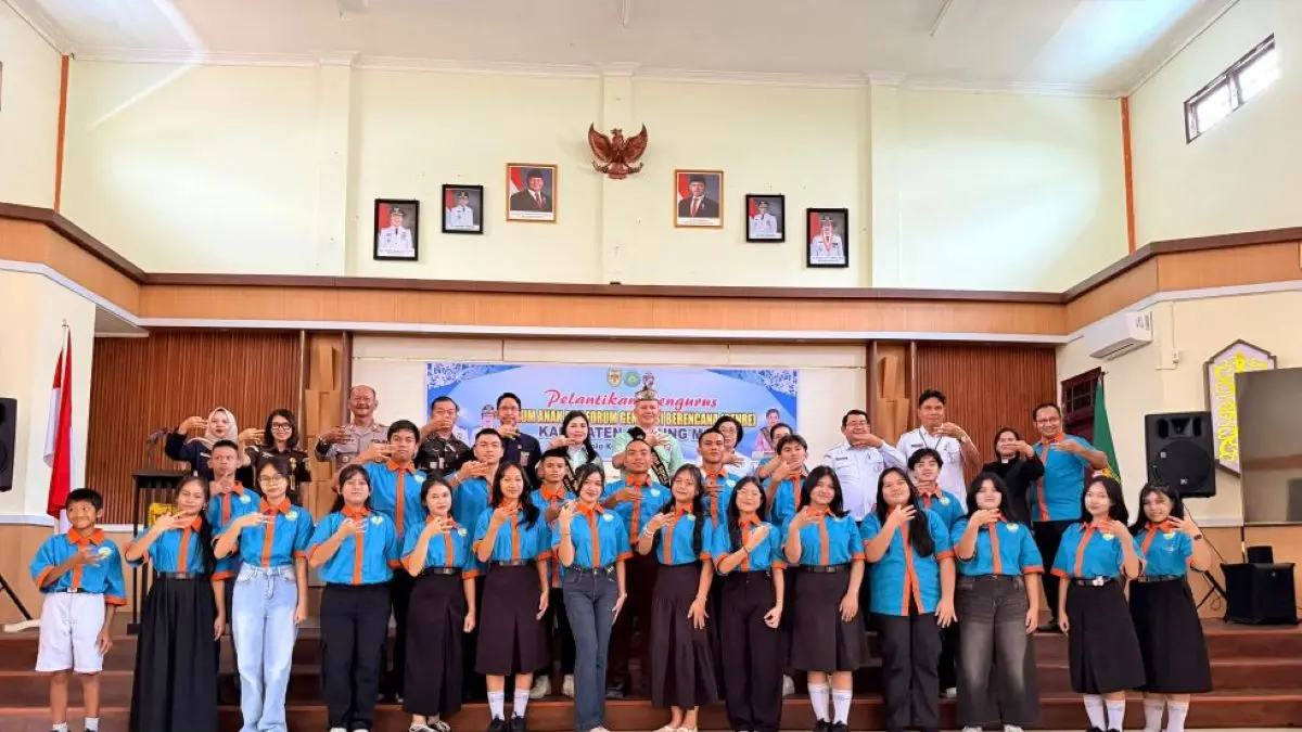 BERSAMA : Bupati Gumas Jaya Samaya Monong didampingi Bunda Forum Anak Mimie Mariatie Jaya Samaya Monong, ketika berfoto bersama dengan pengurus forum anak masa bakti 2026-2028, di aula kantor Dinas Pekerjaan Umum Gumas, pekan lalu. FOTO : DISKOMINFO SANTIK GUMAS/RADAR SAMPIT