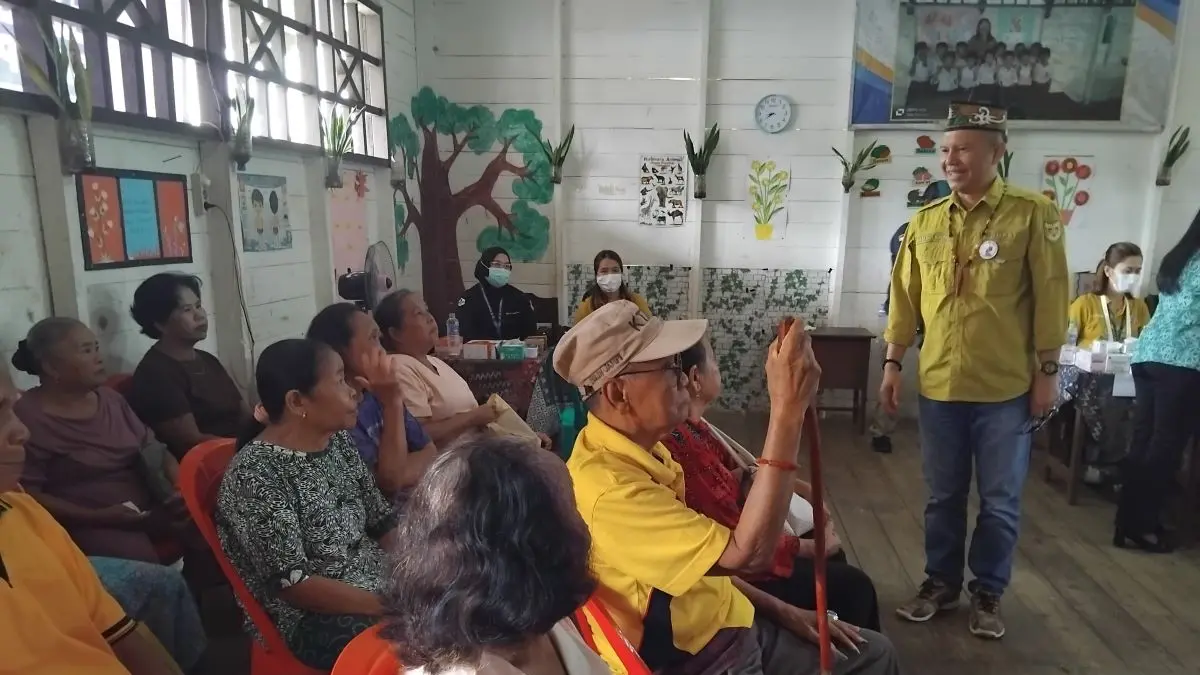 BINCANG : Bupati Gumas Jaya Samaya Monong didampingi Ketua TP-PKK Mimie Mariatie Jaya Samaya Monong berbincang dengan para lansia yang mengikuti pelayanan pemeriksaan kesehatan gratis, di Desa Tumbang Tambirah, Kecamatan Kurun, Kamis (30/7/2026). FOTO : ARHAM SAID/RADAR SAMPIT
