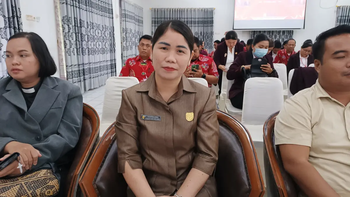 Anggota DPRD Kabupaten Gunung, Mas Karolina (tengah). istimewa)