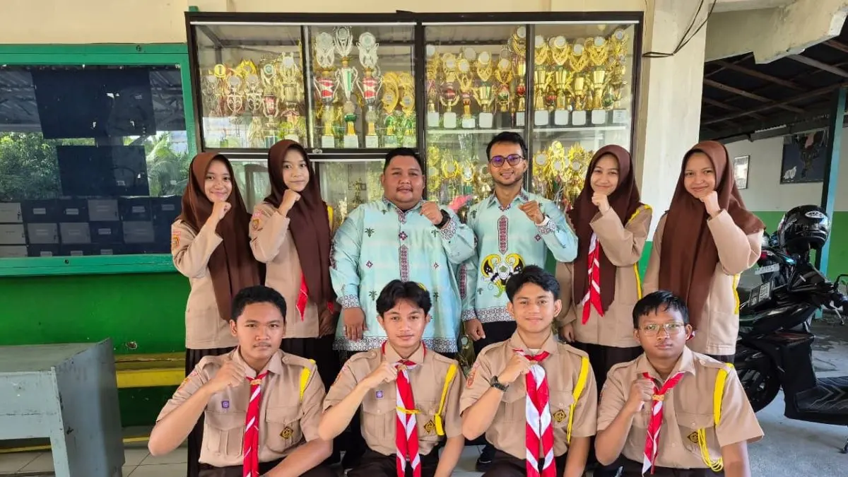 BERPRESTASI: Empat tim riset MAN Kotim Plus Keterampilan bersama guru pembimbing. FOTO: MAN KOTIM/RADAR SAMPIT 