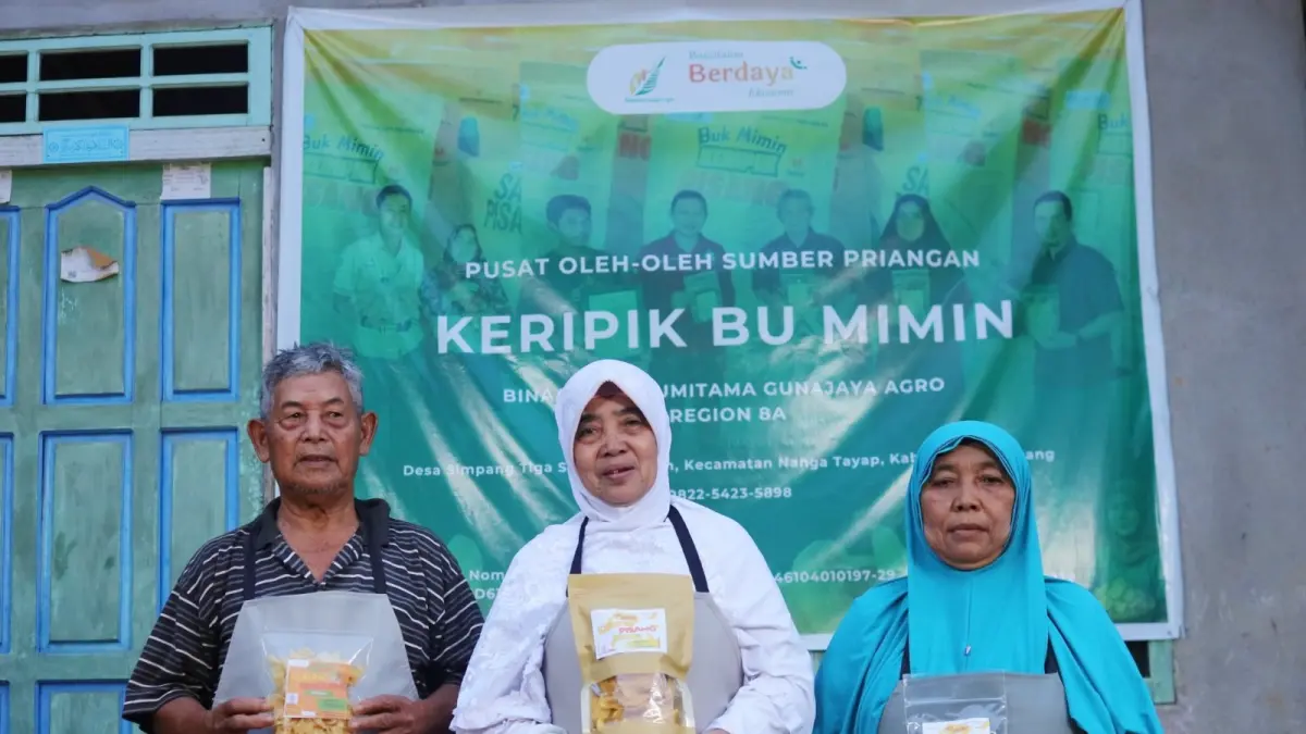 : Bu Mimin, pelaku UMKM binaan KOLEGA,  menunjukkan produk unggulan keripiknya. (ist) 