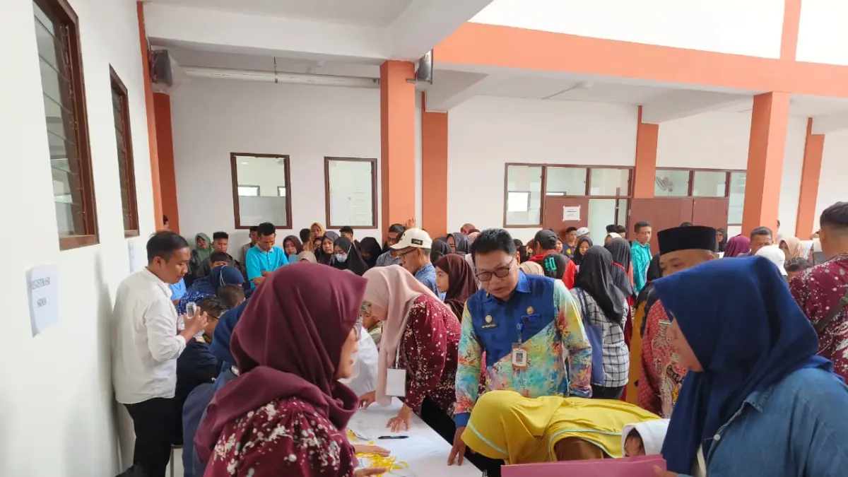 Camat Mentawa Baru Ketapang, Irpansyah (batik biru) saat mendampingi calon peserta didik Sekolah Rakyat mengikuti Pra MPLS Tahun Ajaran 2026/2027.  (Akbar/Radar Sampit)