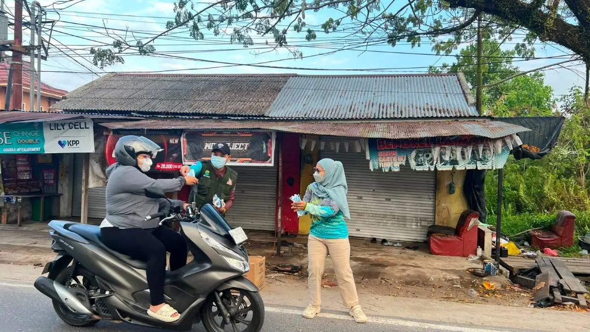 CEGAH ISPA: Upaya mencegah peningkatan ISPA, Dinkes Kotim membagikan masker kepada masyarakat, baru-baru ini. FOTO: IST/RADAR SAMPIT