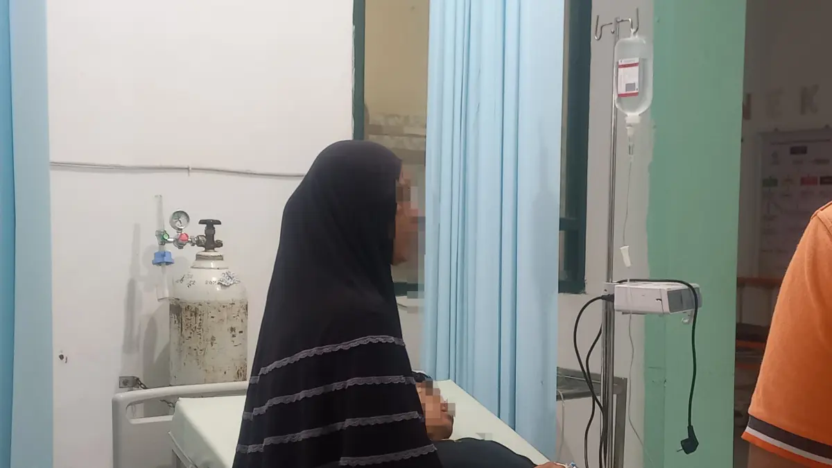 DIRAWAT: Salah seorang pelajar SMPN 1 Kuala Pembuang saat mendapat perawatan usai diduga keracunan MBG. (Rifani/Radar Sampit)
