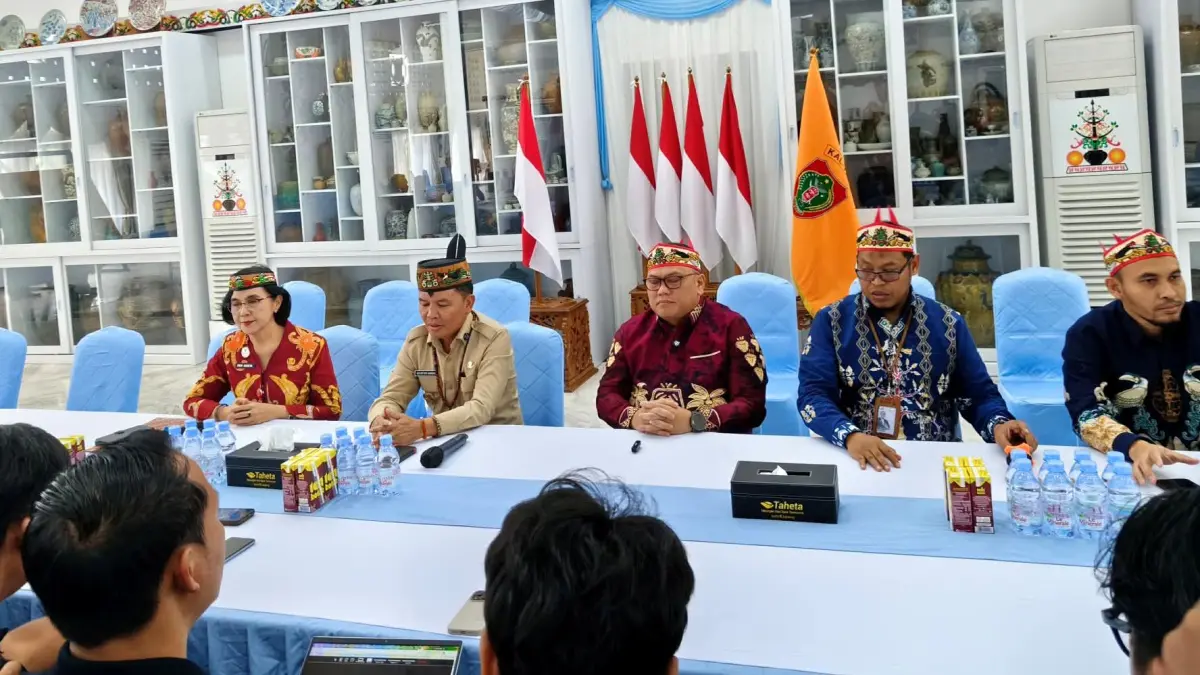 Jajaran Pemprov Kalteng dan pihak PLN Unit Induk Distribusi Kalselteng, memberikan penjelasan terkait pemadaman bergilir, di Istana Isen Mulang, Palangka Raya, Kamis (30/7).(dodi/radarsampit)