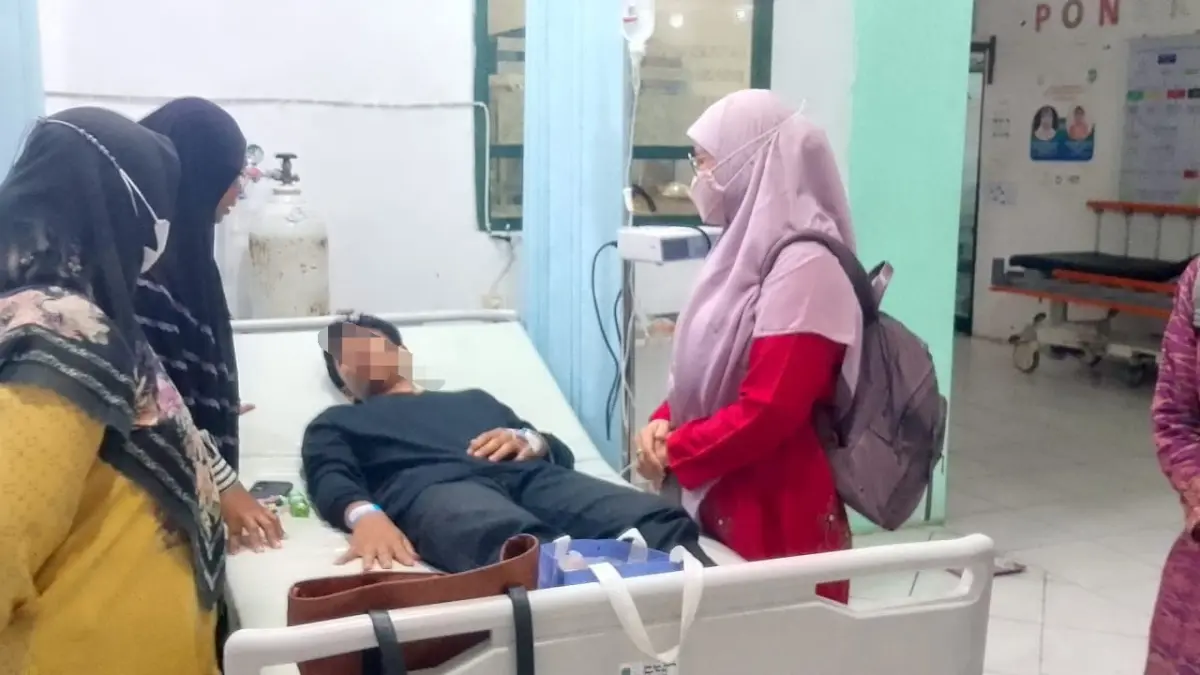 JALANI PERAWATAN: Salah seorang siswa SMPN 1 Kuala Pembuang mendapatkan penanganan medis di RS Kuala Pembuang setelah mengalami mual, muntah, dan demam tinggi. Kamis (30/7). (RIFANI/RADAR SAMPIT)