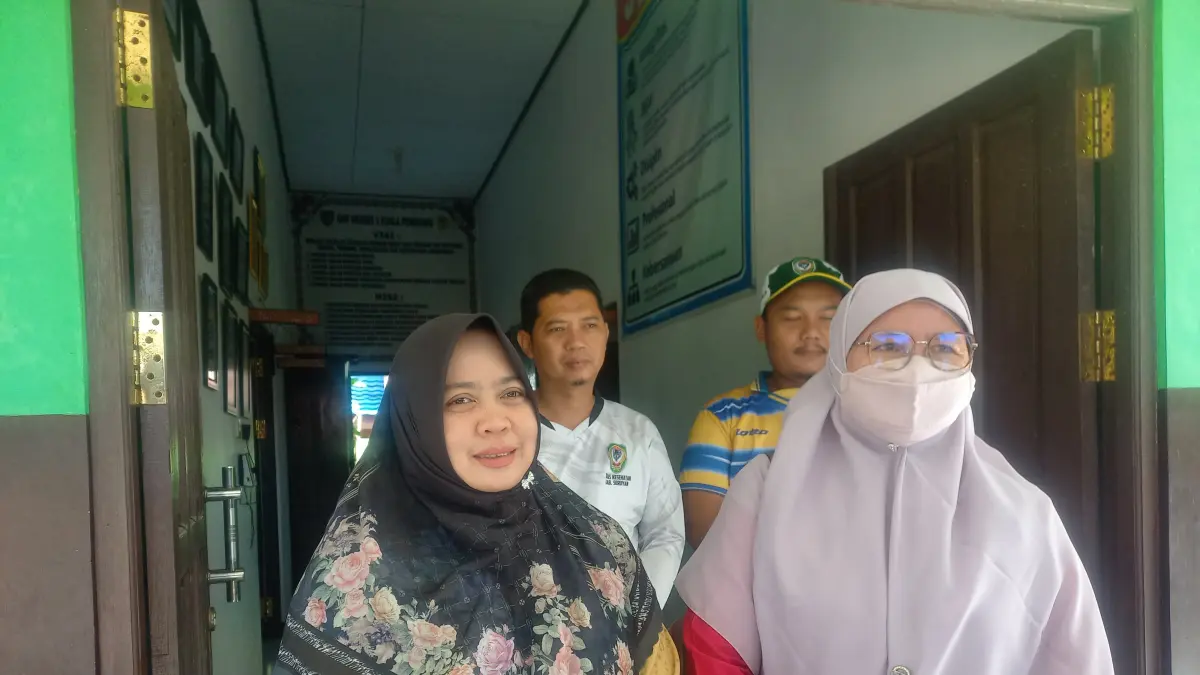 Kabid Kesehatan Masyarakat (Kesmas) Dinas Kesehatan Kabupaten Seruyan, Sarinah, memberikan keterangan kepada awak media saat meninjau SMPN 1 Kuala Pembuang, Kamis (30/7). (RIFANI/RADAR SAMPIT)