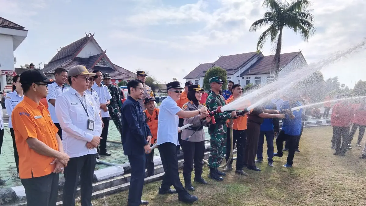 KELAYAKAN : Bupati Gumas Jaya Samaya Monong bersama Forkopimda, mencoba kelayakan sarana prasarana siaga Karhutla di halaman kantor Bupati Gumas, pekan lalu. FOTO : ARHAM SAID/RADAR SAMPIT