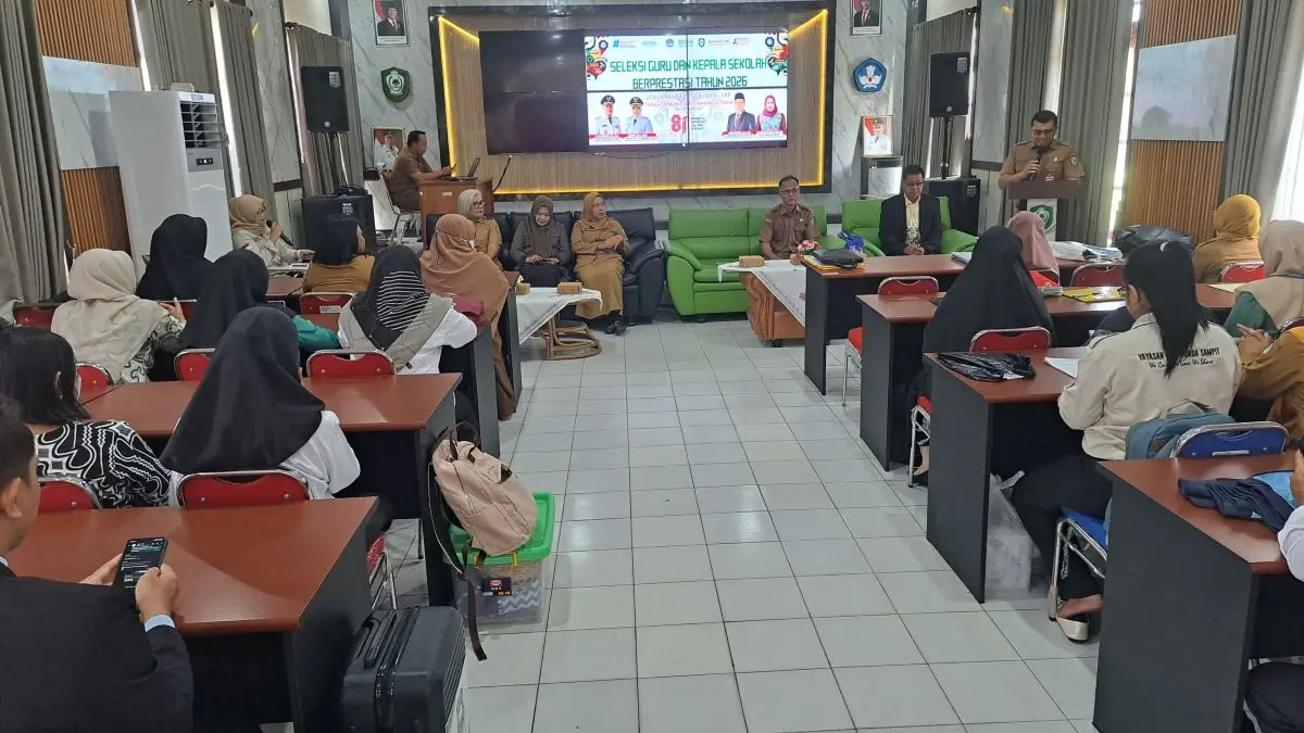 LAPORAN: Kepala Bidang GTK Disdik Kotim Edie Sucipto menyampaikan laporan pada Lomba Guru dan Kepala Sekolah Berprestasi, Senin (27/7). FOTO: IST/RADAR SAMPIT 