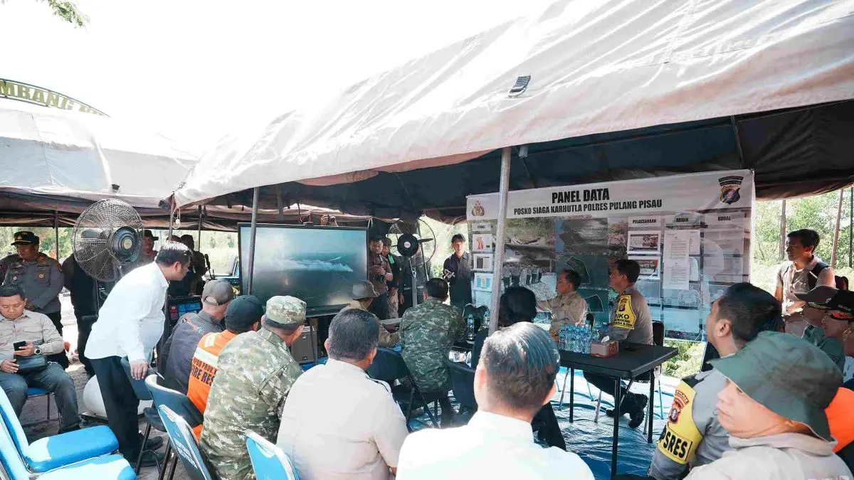 MENINJAU: Gubernur Kalteng Agustiar Sabran didamping iKapolda dan Pangdam meninjau posko pemantauan Karhutla. FOTO: MMC KALTENG/RADAR SAMPIT