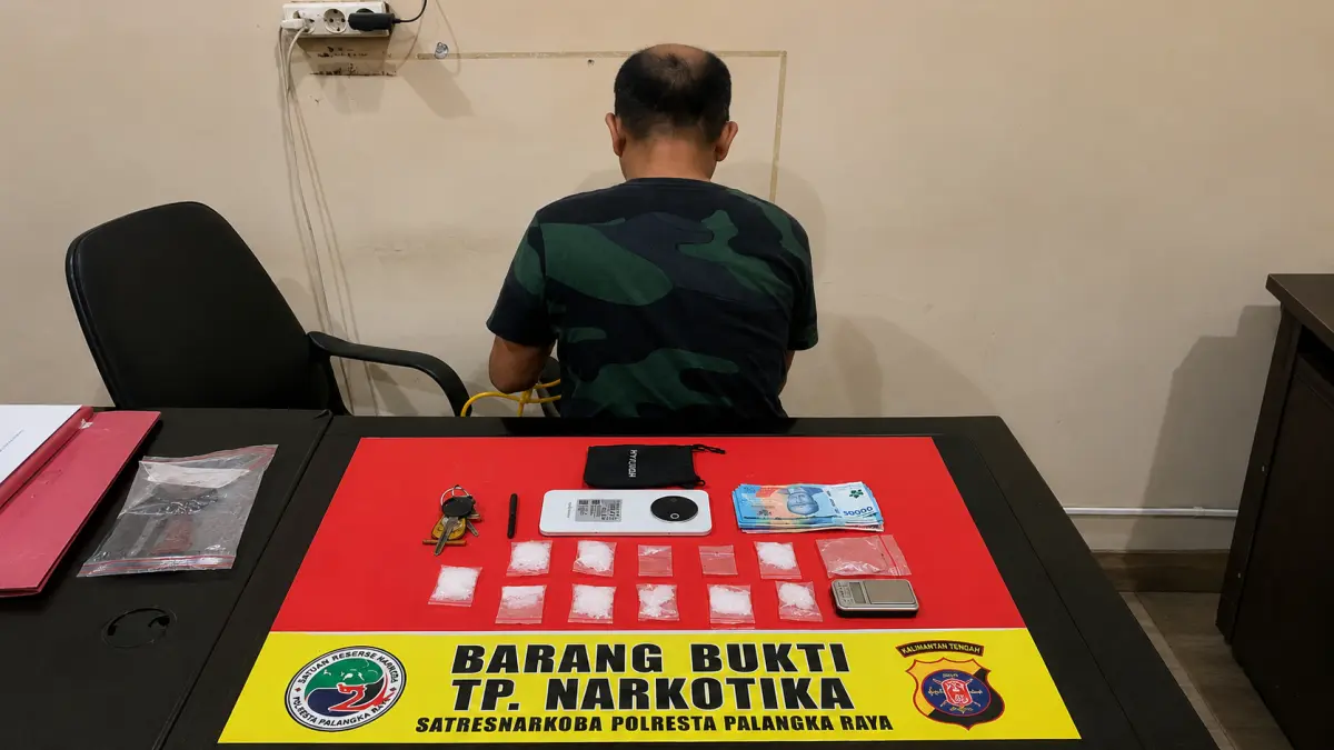 NARKOBA : Baihaki alias Ibay (44) bersama barang bukti diamankan di Mapolresta Palangka Raya. FOTO: IST/RADAR SAMPIT