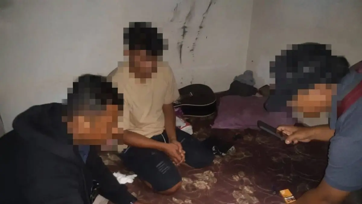 NARKOBA : Personel Polsek Sungai Sampit menggeledah rumah pengedar sabu, belum lama tadi. FOTO: POLRES KOTIM/RADAR SAMPIT
