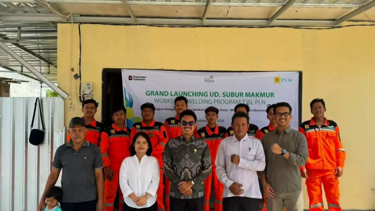 NYATA UNTUK MASYARAKAT : Melalui program Tanggung Jawab Sosial dan Lingkungan (TJSL) PLN Peduli, PT PLN (Persero) meresmikan tempat usaha welding UD. Subur Makmur di Desa Purbasari, Rabu (15/7). FOTO : IST/RADAR SAMPIT