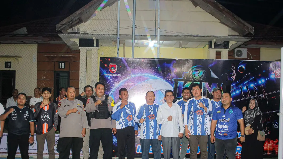  Pembukaan turnamen voli Kim Property Cup di Lapangan Pesona Bahari di Jalan H.M. Taher, Kelurahan Kumai Hilir, Kecamatan Kumai, Kabupaten Kotawaringin Barat. (Syamsudin/Radar Sampit)