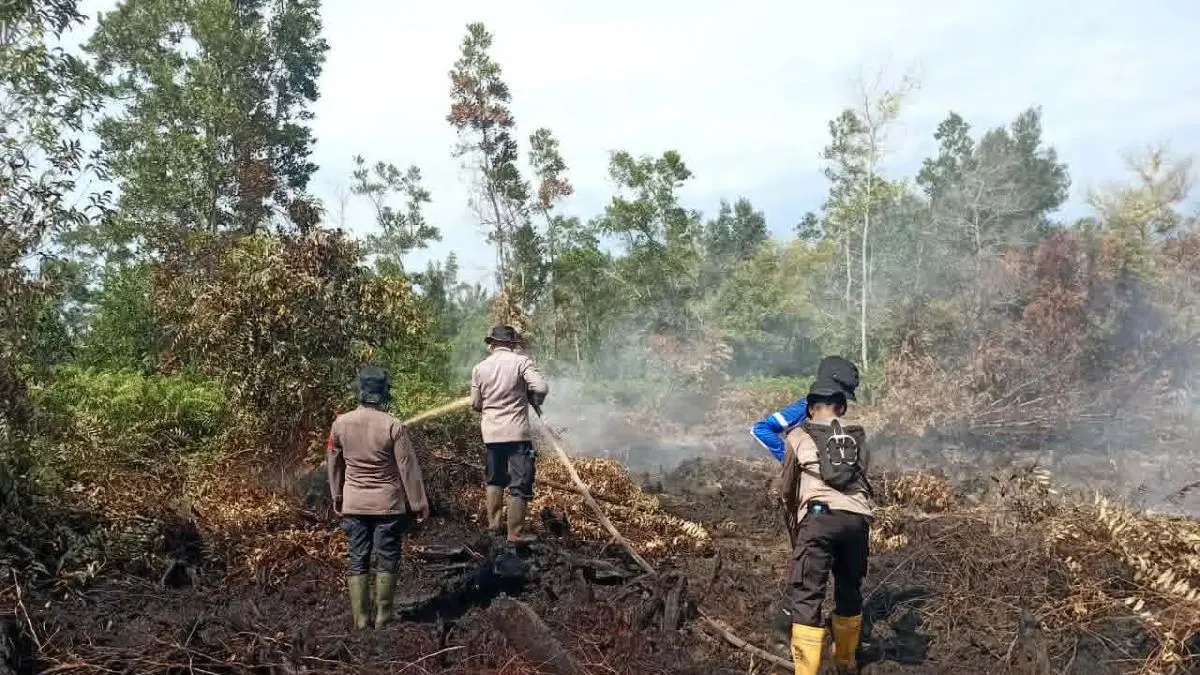 PENANGANAN : Pemprov Kalteng terus memperkuat operasi siaga darurat kebakaran hutan dan lahan (karhutla) dengan mengerahkan ratusan personel, armada udara, hingga pembangunan sumur bor di kawasan rawan kebakaran. FOTO: IST/RADAR SAMPIT