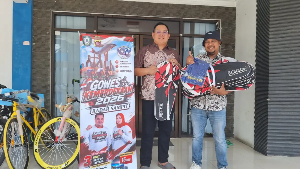 Perwakilan Merry Sport saat menyerahkan hadiah dukungan untuk kegiatan Gowes Kemerdekaan 2026,  dan diterima oleh Ketua Panitia Tono Triyanto, Kamis (30/7).(widodo/radarsampit)