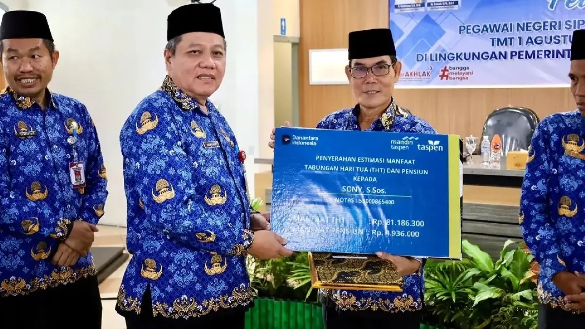 PURNATUGAS: Pj Sekda Kotim Umar Kaderi secara simbolis melepas PNS yang memasuki masa purnatugas, Kamis (30/7). FOTO: PROKOPIMKOTIM/RADAR SAMPIT 