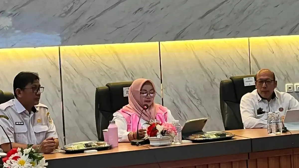 RAKOR: Wabup Kotim Irawati pimpin rapat koordinasi PPID yang digelar di aula Kantor Diskominfo Kotim, Rabu (29/7/2026). WISNU UNTUK RADAR SAMPIT 