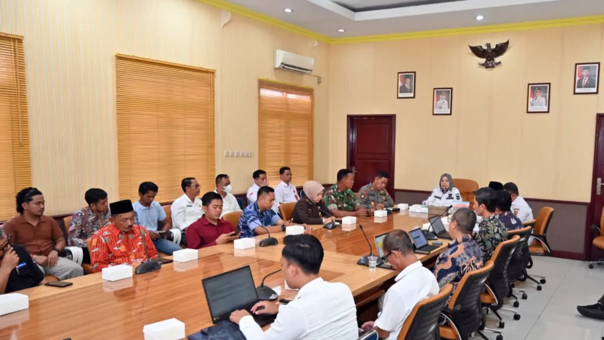 Rapat koordinasi penyaluran dan pendistribusian bahan bakar minyak (BBM) sebagai respons atas antrean panjang di sejumlah stasiun pengisian bahan bakar umum (SPBU) dalam beberapa waktu terakhir.