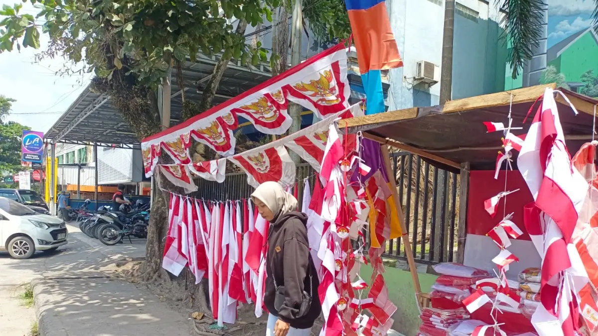 Salah satu lapak penjualan bendera di seputaran Kota Sampit, Kamis (30/7). (Abdy/radarsampit)