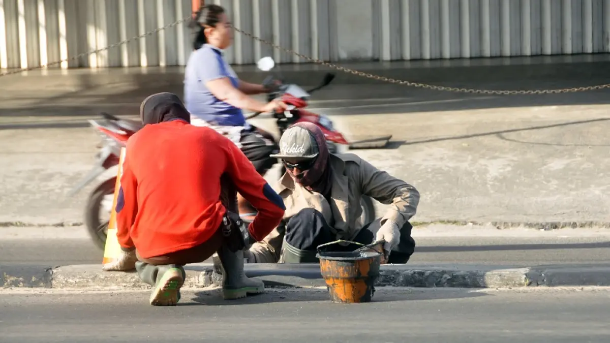 Salah satu pekerjaan perawatan marka jalan di Palangka Raya. (dok.radarsampit)