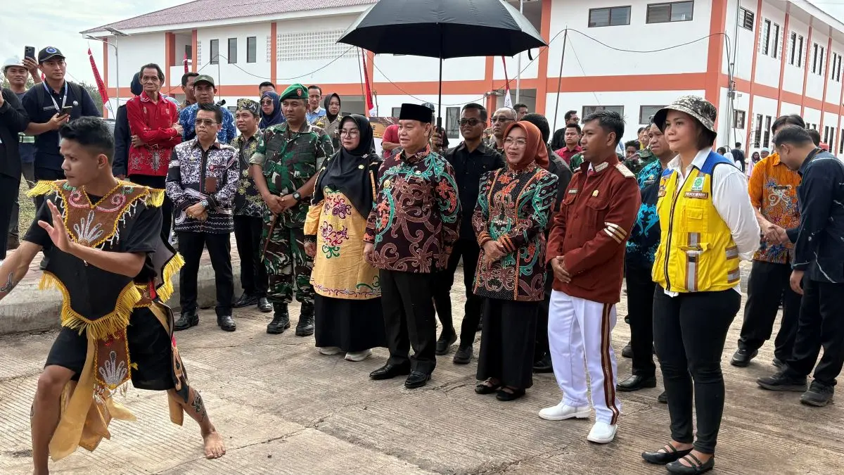 SRT KOTIM: Bupati Kotim Halikinnor didampingi Ketua TP-PKK Kotim Khairiah Halikinnor, Forkopimda,Wakil Bupati Kotim Irawati dan jajaran menghadiri Open House dan Pra-MPLS di SRT 1 Kotim, Kamis (30/7/2026). YUNI/RADAR SAMPIT