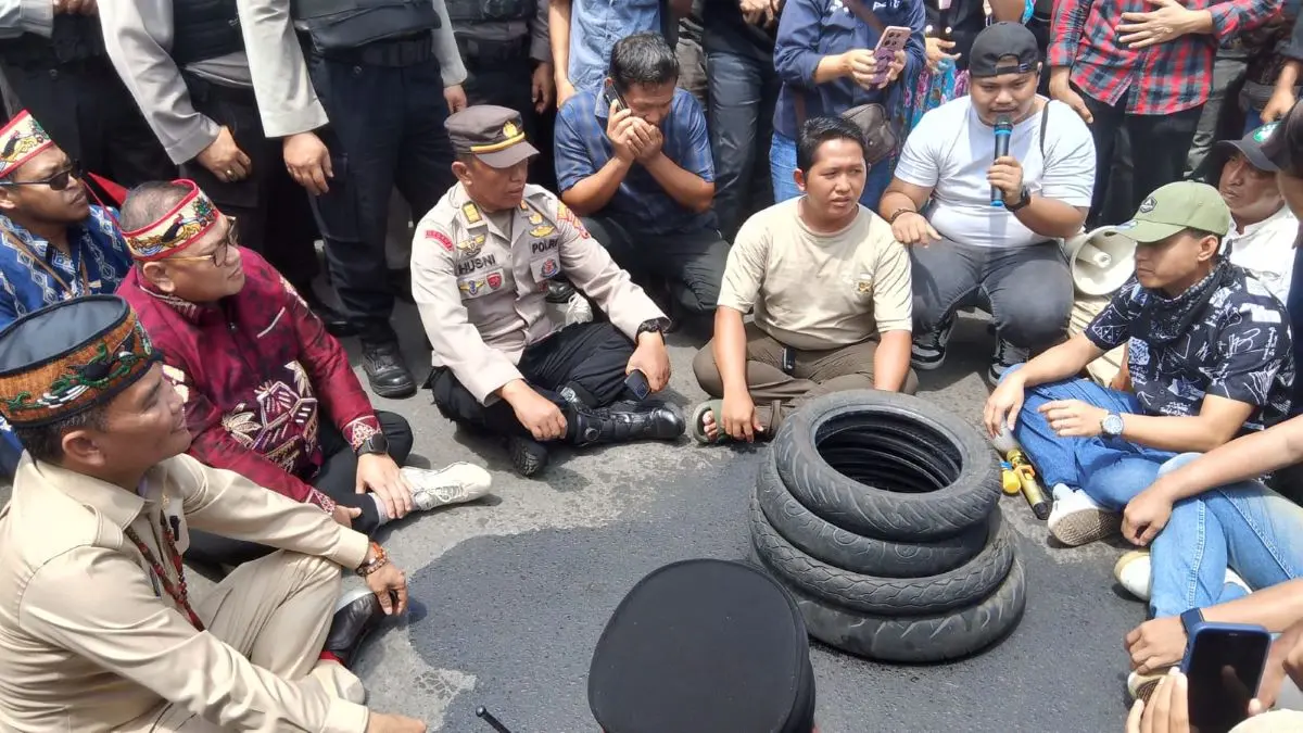 TEMUI MASSA: Gubernur Kalteng Agustiar Sabran menerima secara langsung aspirasi masyarakat terkait tuntutan pemulihan pasokan Listrik. FOTO: IST/RADAR SAMPIT