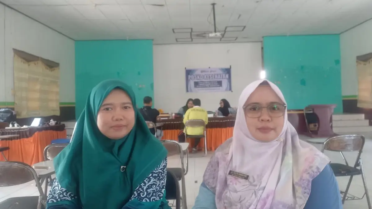 Kabid Pencegahan dan Pengendalian Penyakit (P2P) Dinas Kesehatan Kabupaten Seruyan dr. Yulita Handayani (Kanan) bersama Kepala UPTD Puskesmas Kuala Pembuang I Rizky Ariani memberikan keterangan kepada awak media di Posko Kesehatan SMPN 1 Kuala Pembuang, Jumat (31/7). (RIFANI/RADAR SAMPIT)