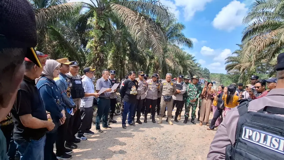 Petugas Pengadilan Negeri Sampit melaksanakan eksekusi riil lahan kebun sawit seluas 85,28 hektare di Desa Pelantaran, Kecamatan Cempaga Hulu, Jumat (31/7). Termohon eksekusi akhirnya sepakat mengosongkan lahan dan diberi waktu tiga hari untuk membongkar pondok serta mengangkut aset. FOTO: RADO/RADAR SAMPIT