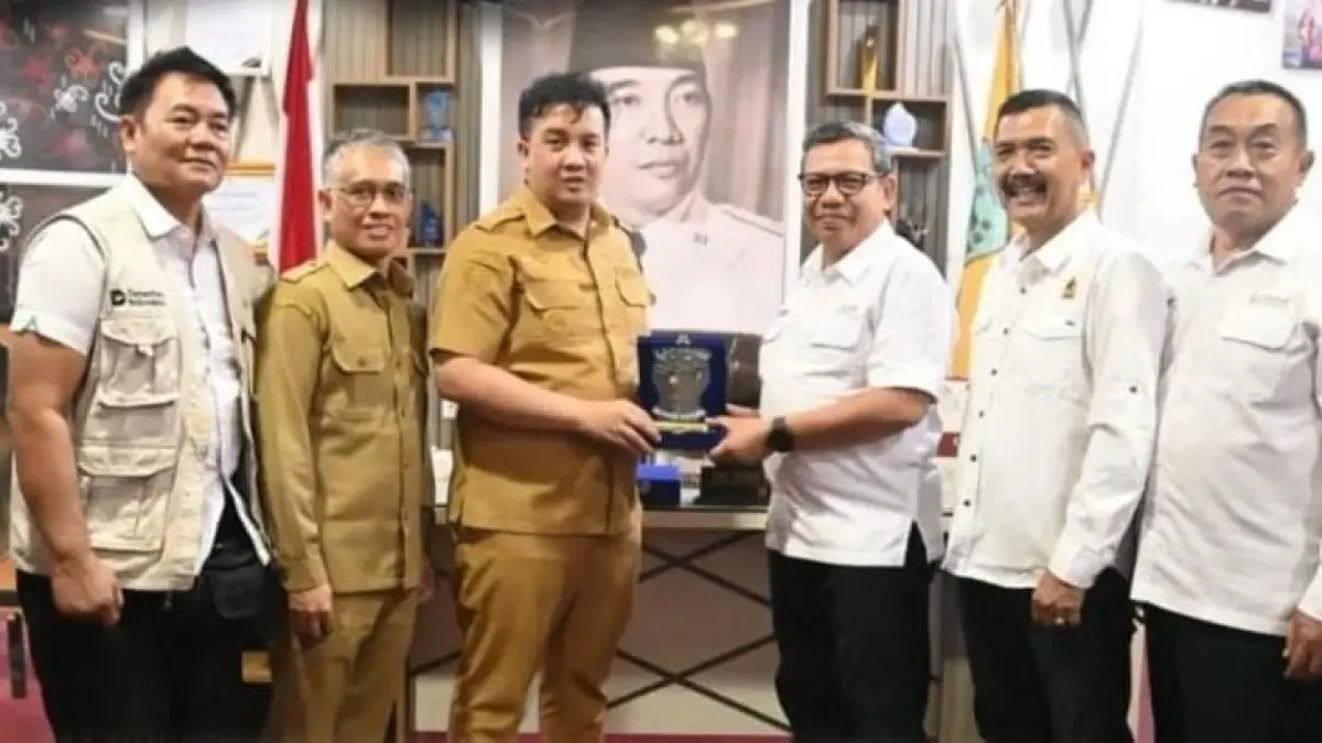  Bupati Lamandau Rizky Aditya Putra menerima kunjungan CRO Agrinas Regional IX Kalteng 2 Dharmanalsyah Siregar, didampingi RH Operasional Dhani Hasibuan GM HK Mudasir, GM Wilayah Lamandau Brigjen Aris bersama Marama Edi Kusnadi, serta Kepala Bagian KSO Regional IX Hamdi, di ruang kerjanya. 