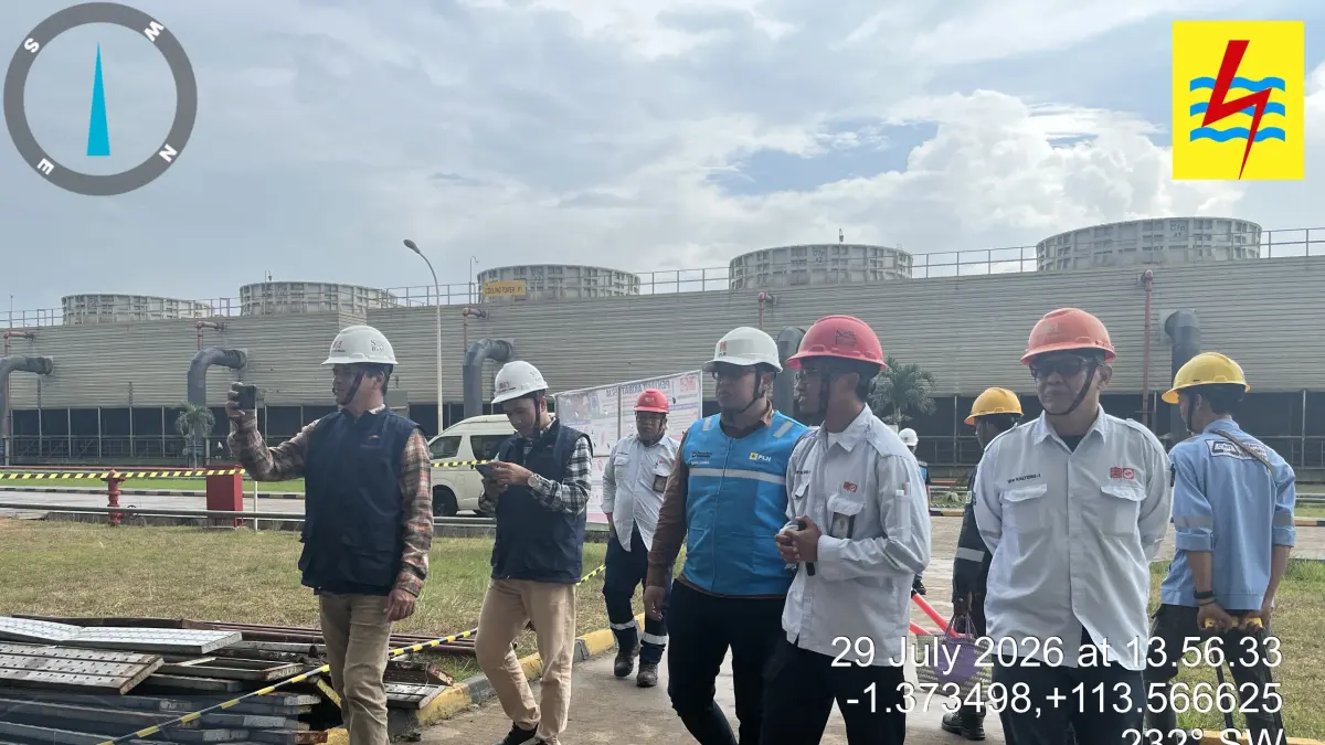 Kepala Perwakilan Ombudsman RI Provinsi Kalimantan Tengah, Dr. R. Biroum Bernardianto, M.Si., (depan) beserta jajaran, saat berkunjung ke PT SKS Listrik Kalimantan (PLTU SLK) di Desa Tumbang Kajuei, Kabupaten Gunung Mas, Rabu (29/7), guna memastikan masyarakat memperoleh informasi yang utuh mengenai proses pemulihan sistem kelistrikan, didampingi oleh manajemen PT SKS Listrik Kalimantan, serta Manager PLN UP3 Palangka Raya, Bagus Cahyadi.