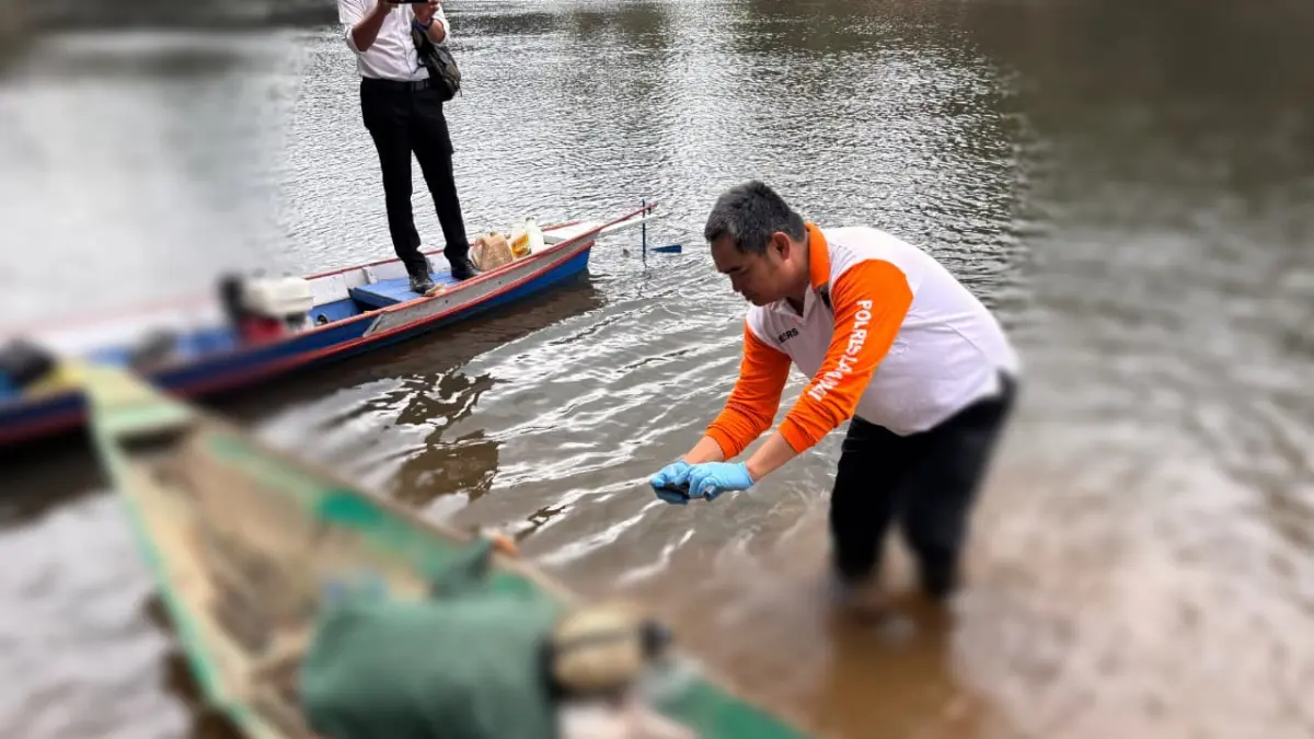 Jajaran Satreskrim Polres Lamandau, saat melakukan evakuasi korban MD di aliran Sungai Nanga Bulik, Kabupaten Lamandau, pada Jumat (31/7/2026). ( BIB/RADAR SAMPIT)