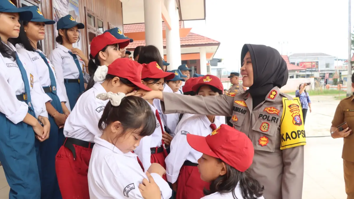 Kapolres Gumas AKBP Arum Sari Puspita Dewi, didampingi Kepala Sekolah Rakyat Ina Maritha, ketika bersalaman dengan peserta didik sekolah rakyat, Selasa (28/7). (HUMAS POLRES GUNUNG MAS) 