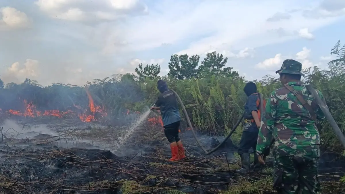 Petugas gabungan memadamkan api yang membakar lahan di Jalan Amin Klaru, Lingkar Kota Selatan, Kecamatan Mentawa Baru Ketapang, Kamis (40/7/2026). (TRC BPBD Kotim).