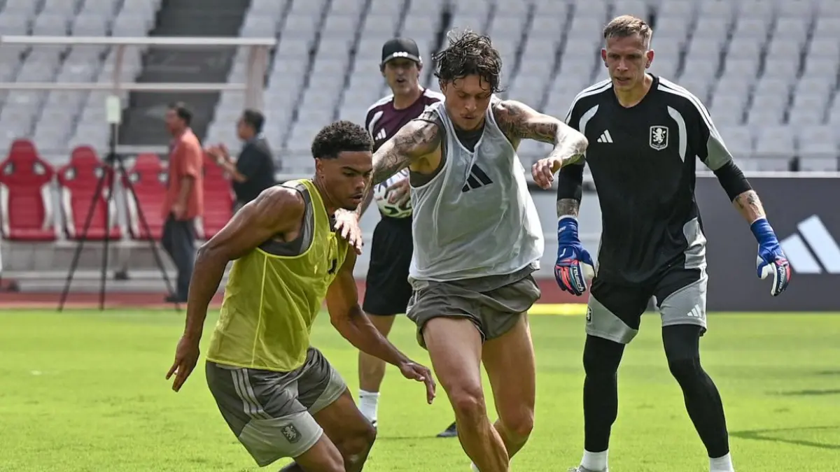 Pemain Aston Villa saat pemanasan di stadion SUGBK jelang melawan tim Indonesia All Stars di Stadion Utama Gelora Bung Karno, Jumat (31/7).(dok.antara)