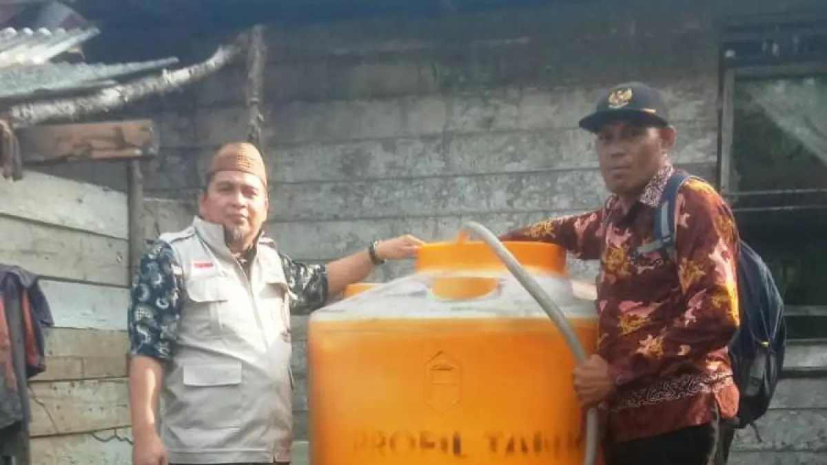 Penyaluran air bersih oleh Baznaz Kotim di Desa Samuda besar, baru-baru tadi. (istimewa)