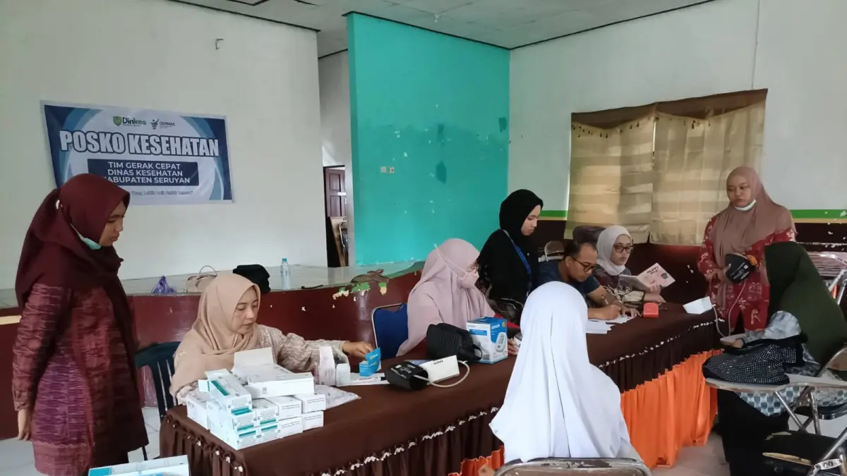 POSKO SIAGA: Pelayanan kesehatan di posko yang dibuat Dinkes Seruyan setelah dugaan keracunan MBG di SMPN 1 Kuala Pembuang dan SMAN 1 Kuala Pembuang. (Rifani/Radar Sampit)