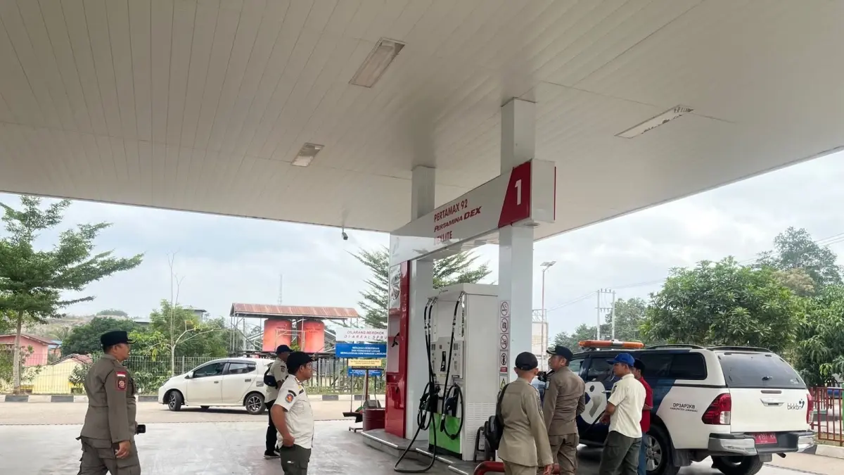 Suasana SPBU di wilayah Kabupaten Lamandau terpantau lengang diawasi Satpol PP dan Instasi terkait, Kamis (30/7). (FOTO: BIB)